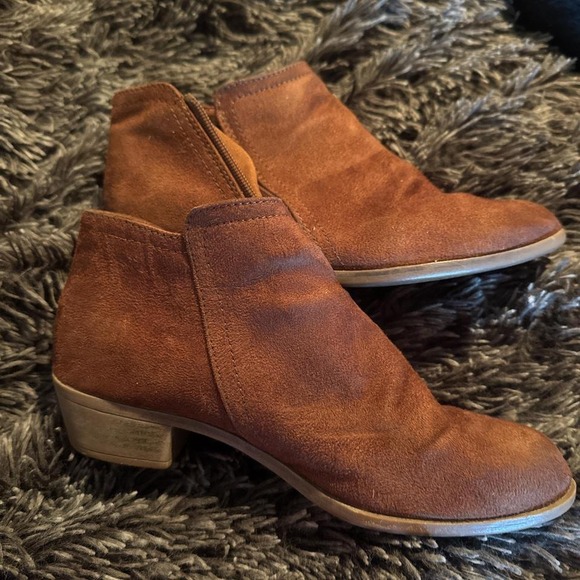 Shoes - Tan and brown leather ankle boots #ankleboots